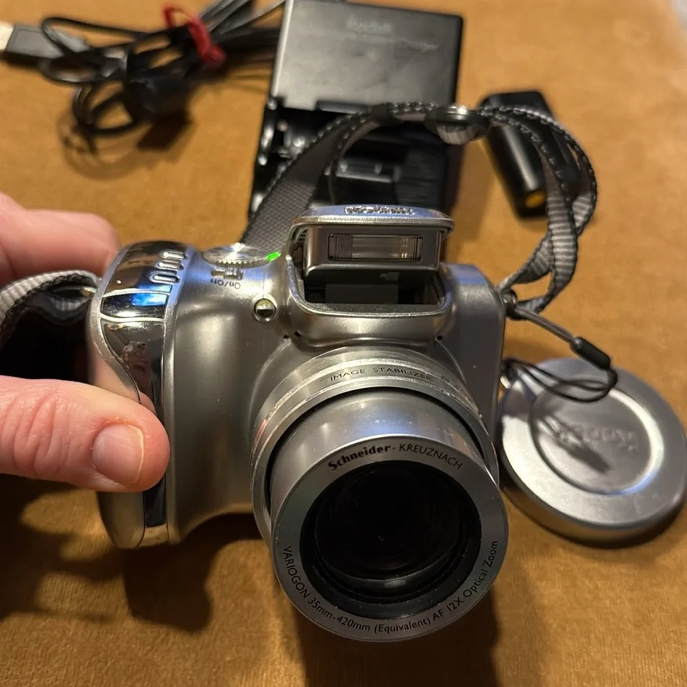 Vintage Kodak EasyShare Z612MP Zoom Digital Camera with/ Accessories
